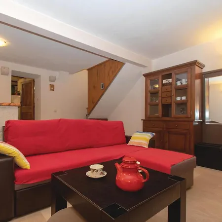2 Bedroom Lovely In Holiday home Orebic